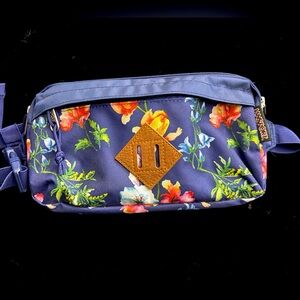JanSport Floral Fanny Pack, waist pouch, cross body. Excellent cond
Adjustable